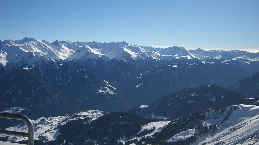verschneite Bergwelt in Tirol