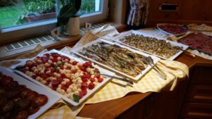 Vorspeisenbuffet mit Tomate-Mozzarella, gegrilltem Gemüse, Pilezn