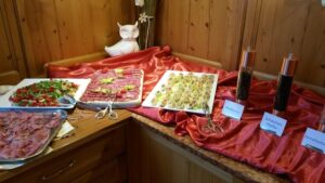 Wraps, Gemüse, Salami auf dem Vorspeisenbuffet