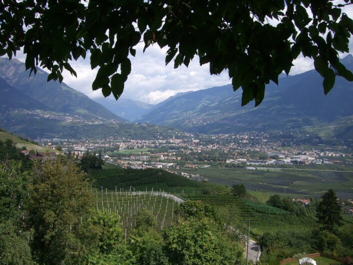 Panoramablick auf Meran und in Richtung Passeiertal