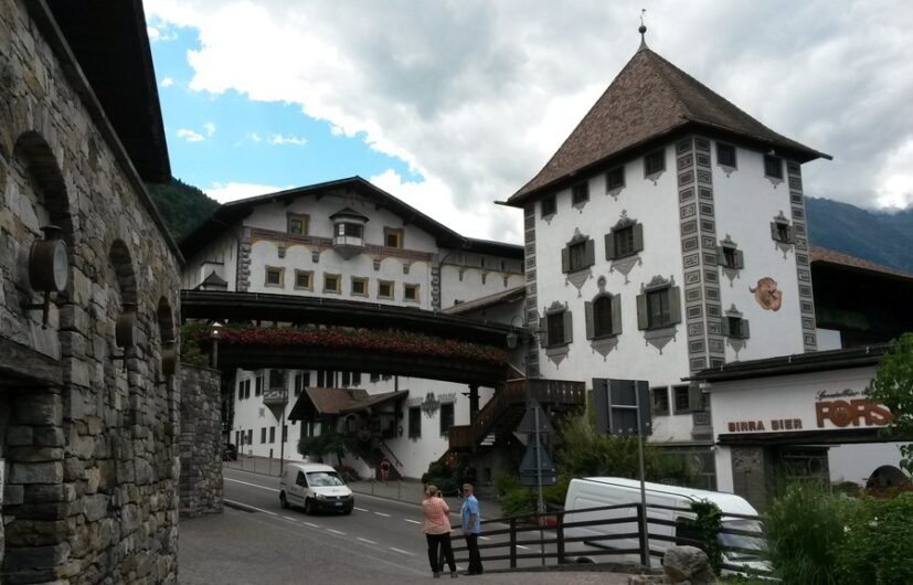 Gebäude der Brauerei Forst mit Zugang zum Braugarten