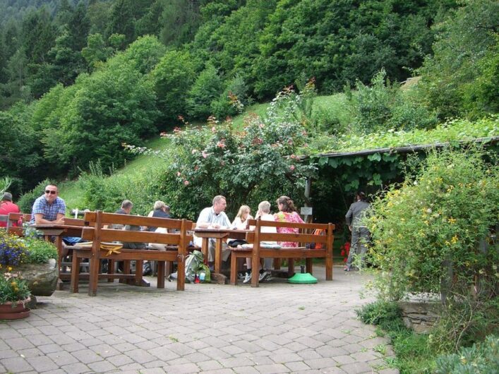 Bänke im Hof der Jausenstation Hofer Hof