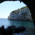Blick vom Eingang der Grotta Zinzulusa auf die Ausflugsboote und das Meer