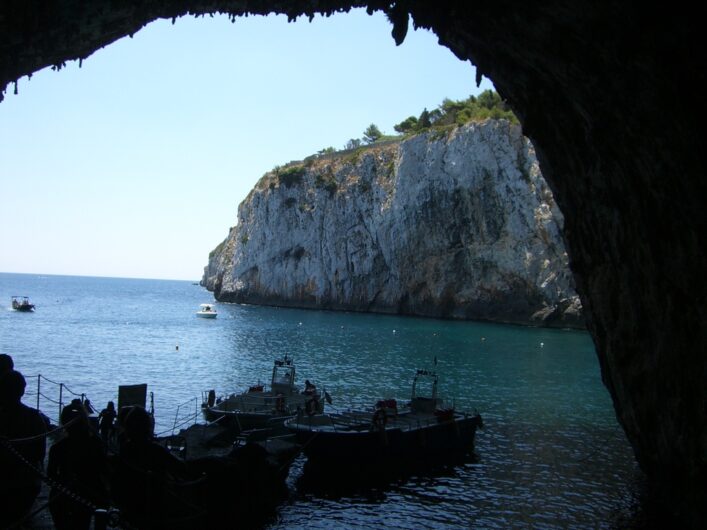 Blick vom Eingang der Grotta Zinzulusa auf die Ausflugsboote und das Meer