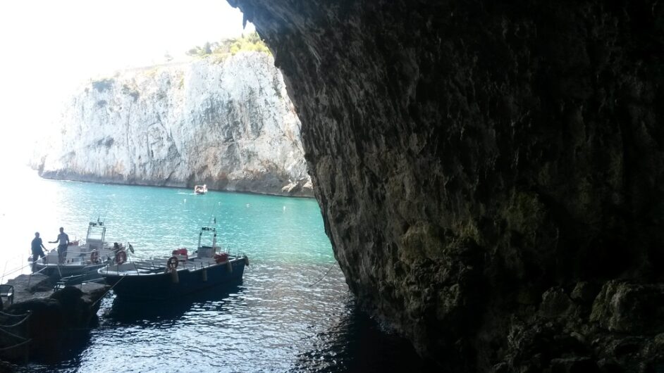am Zugang zur Grotta Zinzulusa warten Ausflugsboote auf Besucher