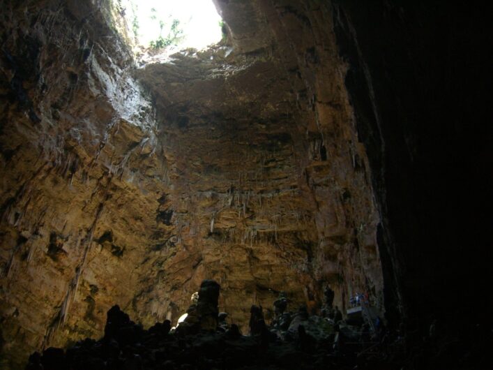 Blick gen Himmel aus dem ersten Bereich von Castellana Grotte