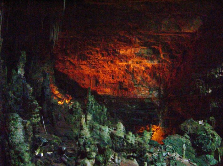 rötlich schimmernde Wand in der Höhle von Castellana