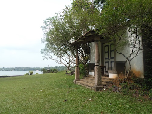 ein Gebäude der Lununganga Estate mit einer Wiese davor