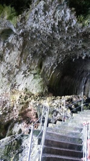 eine steile Treppe führt zum Eingang der Höhle