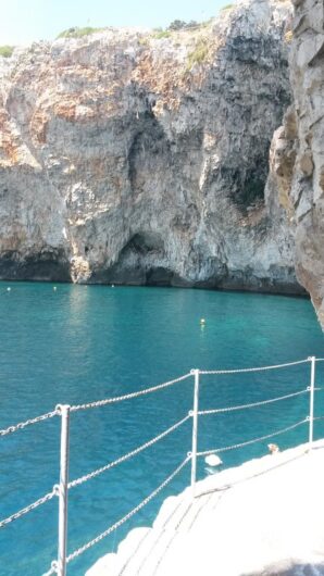 ein schmaler Weg führt neben den Felsen zur Grotta Zinzulusa