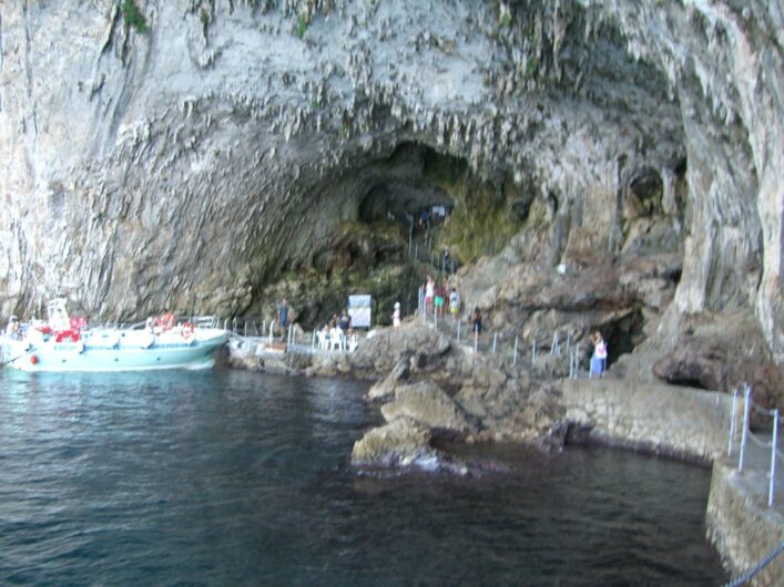 Eingangsbereich der Grotta Zinzulusa mit Ausflugsbooten davor