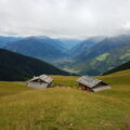 Ausblick auf die beiden Gebäude der Assenhütte und das herrliche Panorama mit Meran, Texel- und Ortlergruppe sowie dem Vinschgau