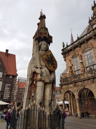 Statue des Bremer Roland vor dem historischen Rathaus