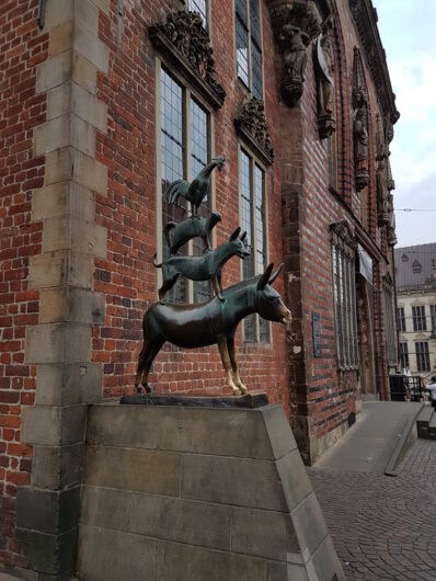 Statue der Bremer Stadtmusikanten an der Seite des historischen Rathauses