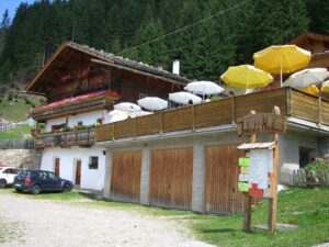 Der Imbiss Hiaslbauer im Weiler Videgg mit seiner großen Terrasse
