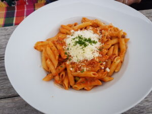ein Teller mit Hirtenmaccheroni bestreut mit Parmesan