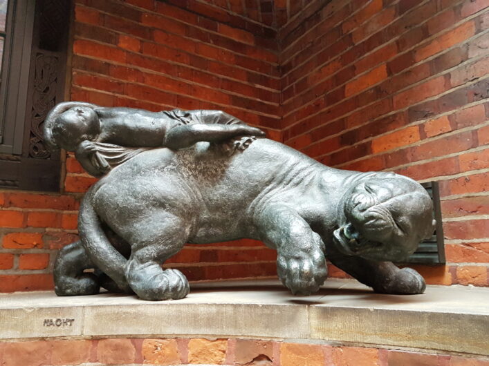 Tier-Statue in der Böttcherstraße steht für die Nacht