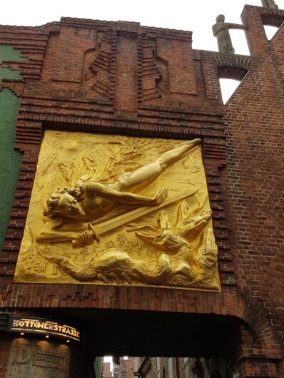 großes goldfarbenes Relief an einer Fassade zu Beginn der Bremer Böttcherstraße