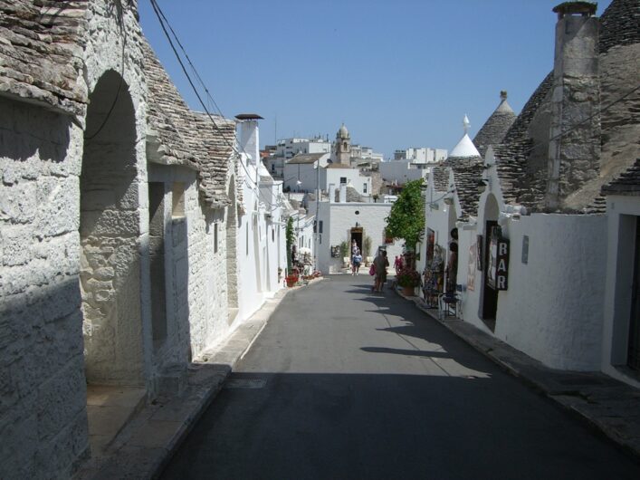 Straße voller Trulli in Alberobello