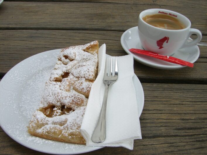 ein Stück Apfelstrudel und eine Tasse Kaffee beim Brunjaunhof