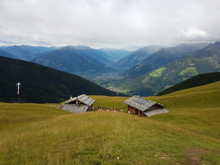 Blick von oben auf die Assenhütte mit herrlicher Fernsicht Richtung Vinschgau und auf die gegenüberliegenden Berge