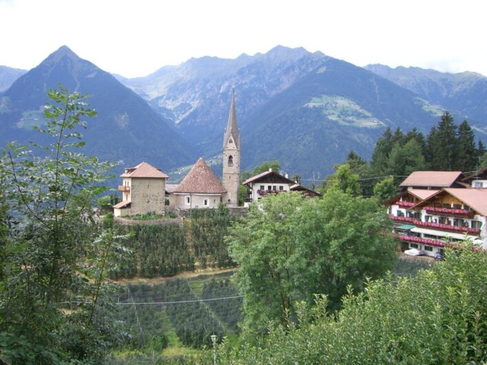 die Rundkirche von St. Georgen vor der Texelgruppe im Hintergrund