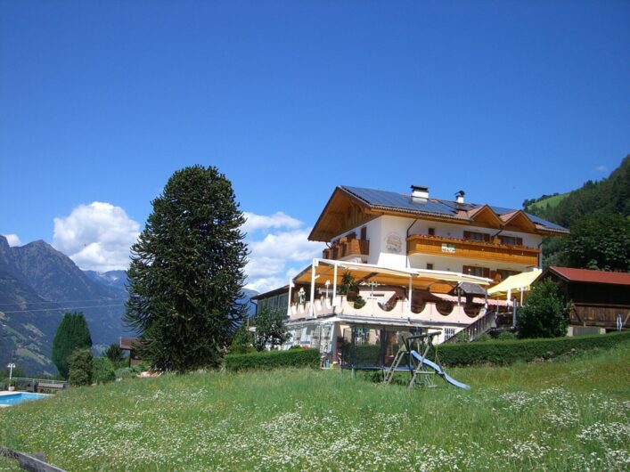 Blick zurück auf den Gasthof Pichler mit seiner Terrasse