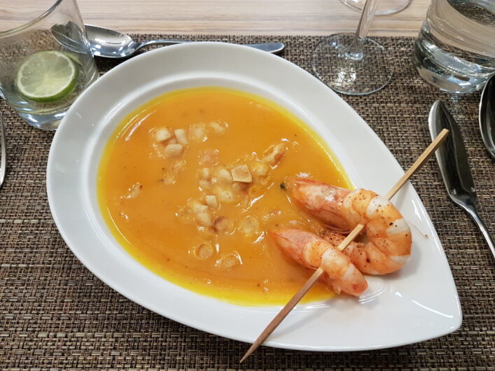 Kürbissuppe mit Förde-Garnelen als Vorspeise