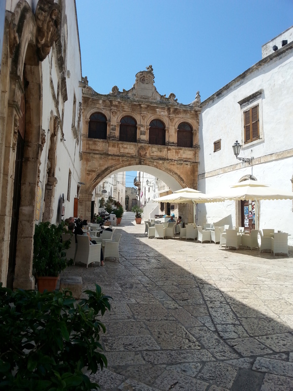 Brücke über die Straße in Ostuni