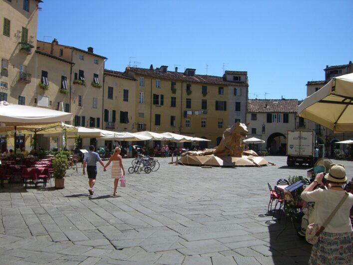 auf der Piazza dell'Anfiteatro in Lucca