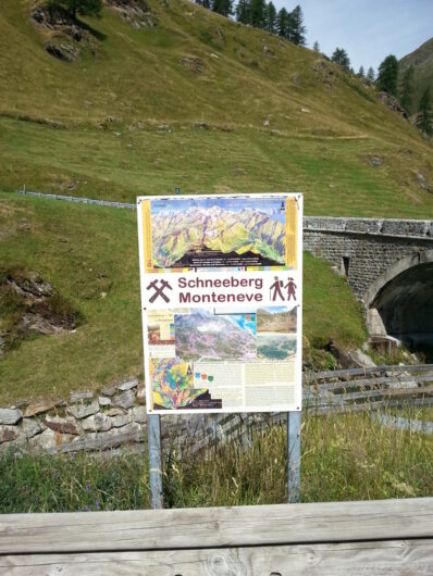 Hinweisschild am Beginn der Wanderung auf den Schneeberg