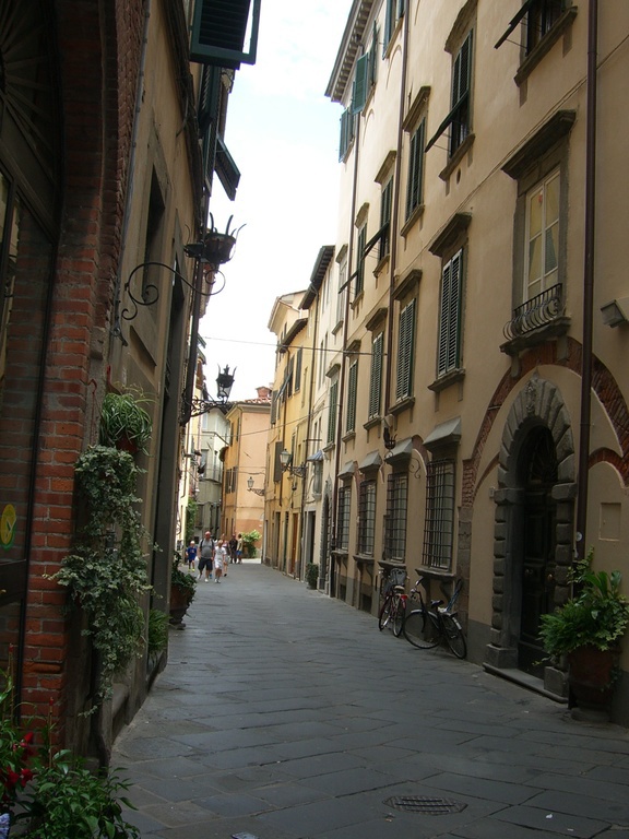 schmale Straße in der Altstadt von Lucca