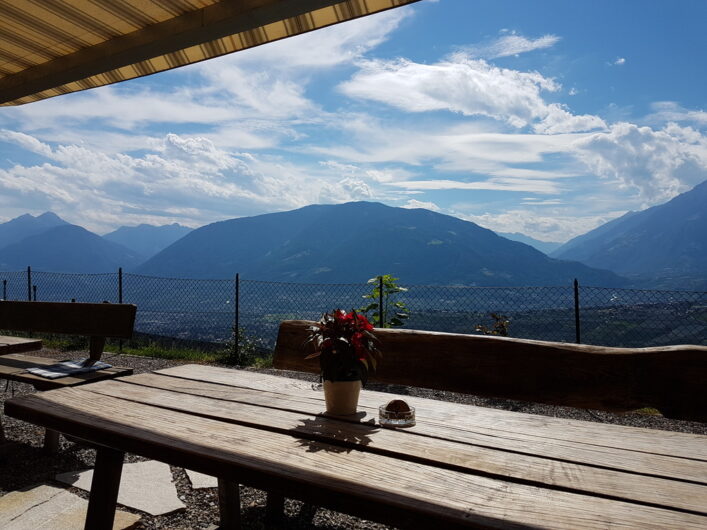 auf der neuen Terrasse des Brunjaunhofs mit herrlichem Ausblick