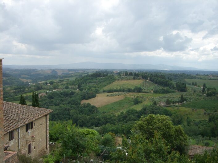 Blick über die hügelige Landschaft in der Toskana