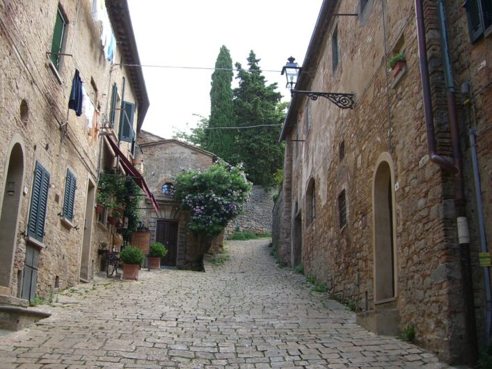 Straße in Volterra mit typischen toskanischen Steinhäusern