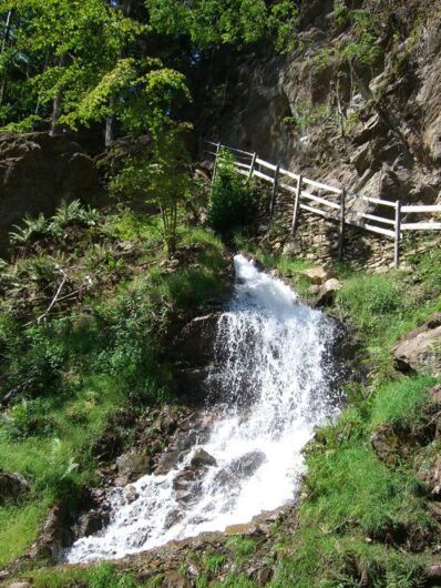 Das Wasser des Schenner Waals stürzt an der Katzenleiter talwärts.