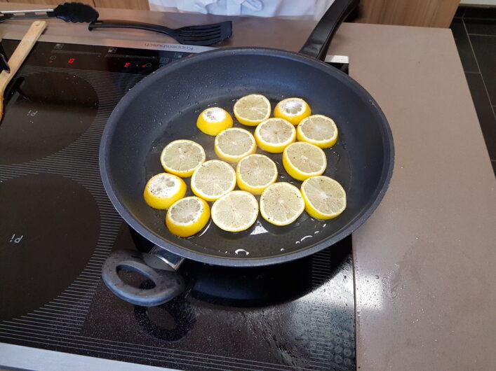 mit Zucker bestreute Zitronen in der Pfanne