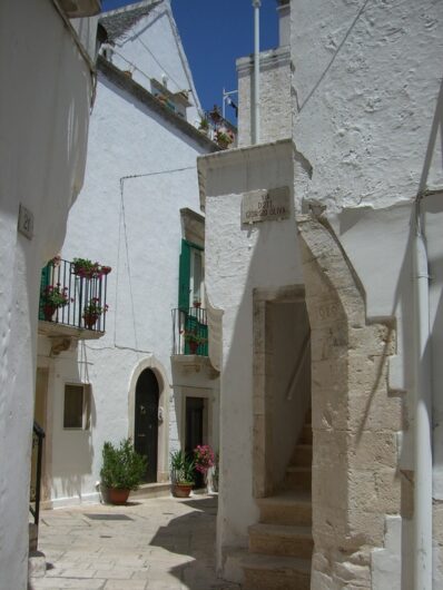 verwinkelte Gässchen in der Altstadt von Ostuni