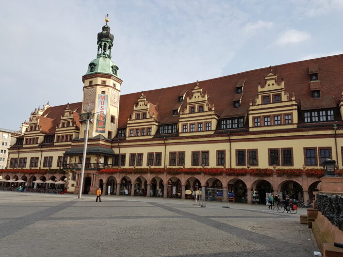 das alte Rathaus in Leipzig mit Blumenschmuck und Lauben