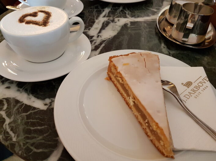 Apfelmuskuchen und eine Tasse Cappuccino zur Kaffeezeit in Leipzig