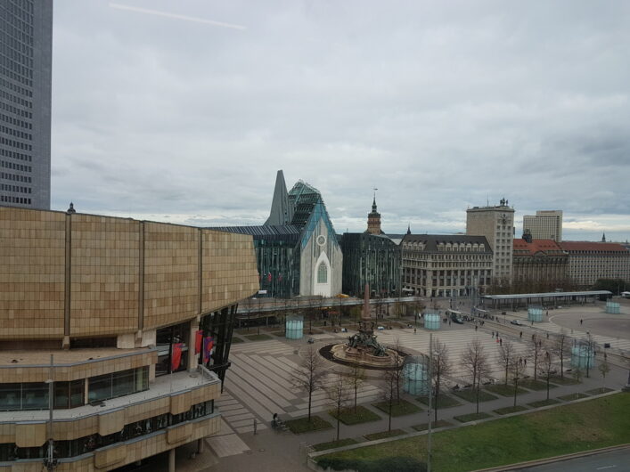 Der Blick über den Augustplatz in Leipzig mit Neuem Gewandhaus, Universität und Eingang zur Fußgängerzone