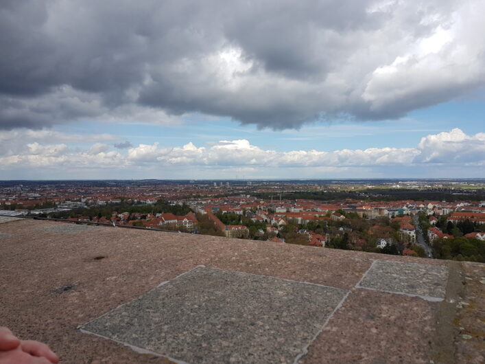 Blick von der Aussichtsplattform des Völkerschlachtdenkmals über Leipzig