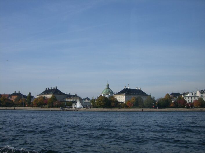 Blick auf Schloss Amalienborg vom Rundfahrtschiff