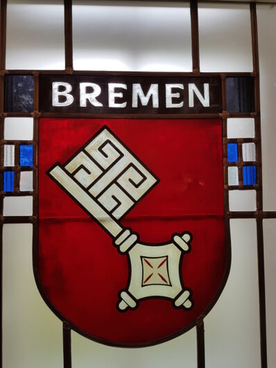 Wappen der Stadt Bremen in einem Bleiglasfenster im HAG-Marmorsaal