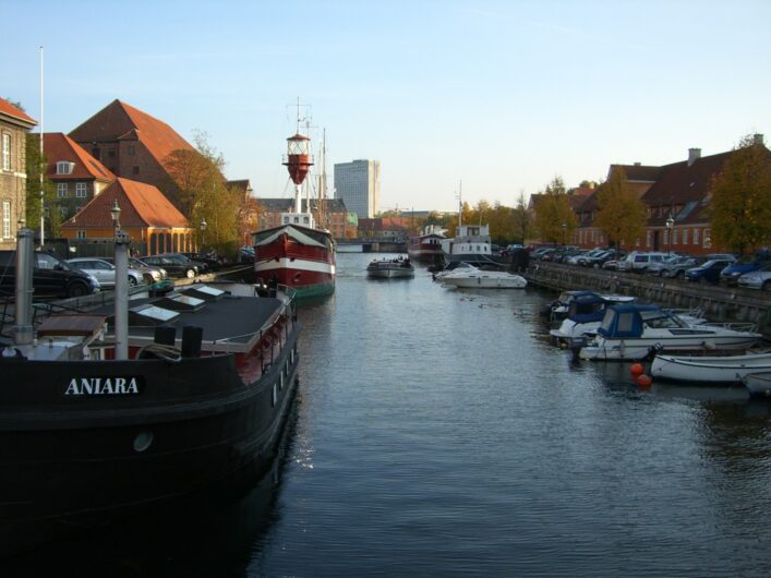 Fahrt mit dem Schiff durch die Kanäle von Kopenhagen