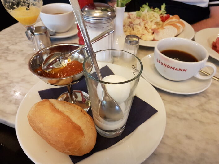 Frühstück im Café Grundmann mit Brötchen, Marmelade und Eiern in verschiedenen Varianten