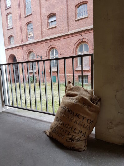 Kaffeesack auf dem Weg zum Marmorsaal bei Lloyd Caffee