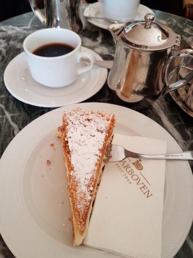 Streuselkuchen mit Pudding und einem Kännchen Kaffee im Café Riquet