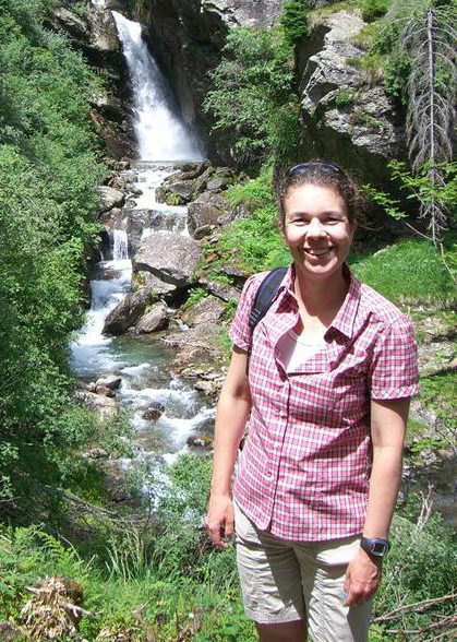 Martina Schäfer bei einer Wanderung neben einem Wasserfall