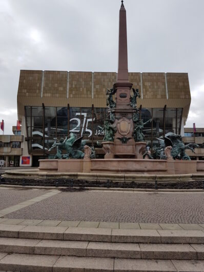 Blick auf das Neue Gewandhaus mit dem Brunnen davor auf dem Augustplatz